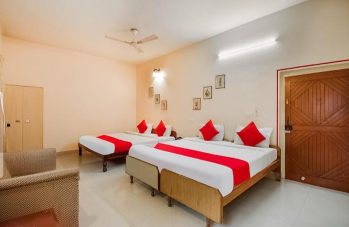 Quarto Familiar, Singhasan House