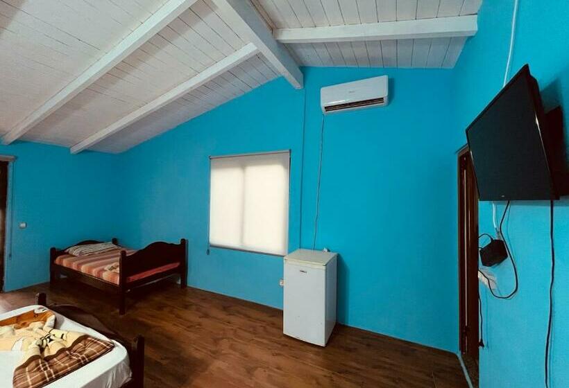 اتاق استاندارد چهار تخته, Favela Chic Room