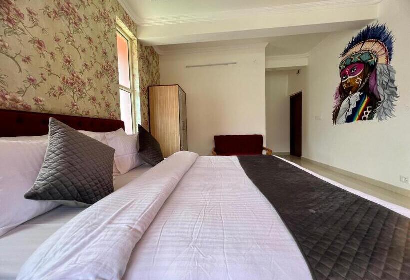キングサイズベッドのスタンダードルーム, Live Free Hostel, Mcleodganj