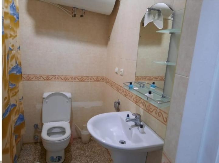 חדר סטנדרטי לארבעה עם חדר אמבטיה משותף, Shah Hostel
