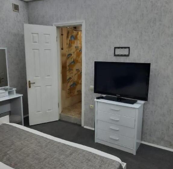 חדר סטנדרטי לארבעה עם חדר אמבטיה משותף, Shah Hostel