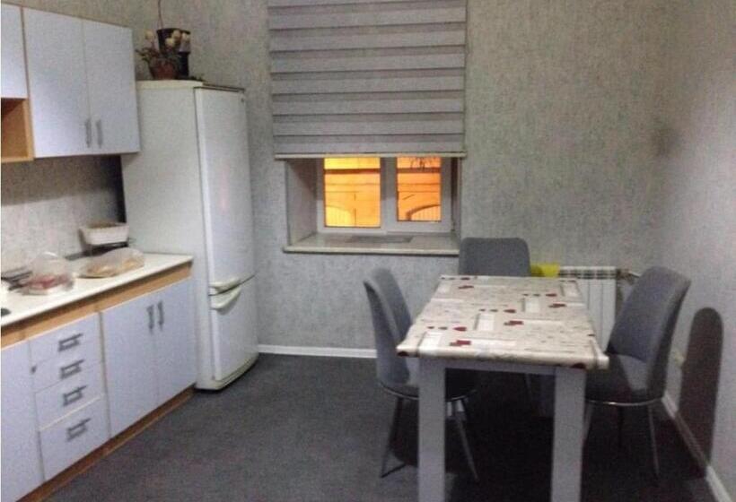 חדר משפחתי, Shah Hostel