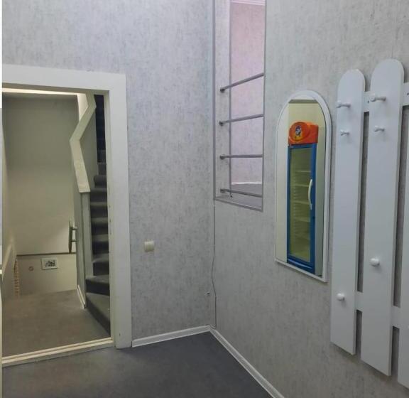 חדר סטנדרטי לארבעה עם חדר אמבטיה משותף, Shah Hostel