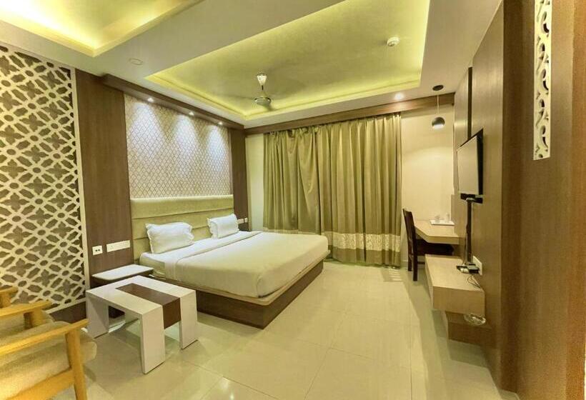 Номер Deluxe с Балконом, Kuber Palace ! Puri Near Sea Beach And Temple Fully Air Conditioned Hotel With Lift And Parking Faci