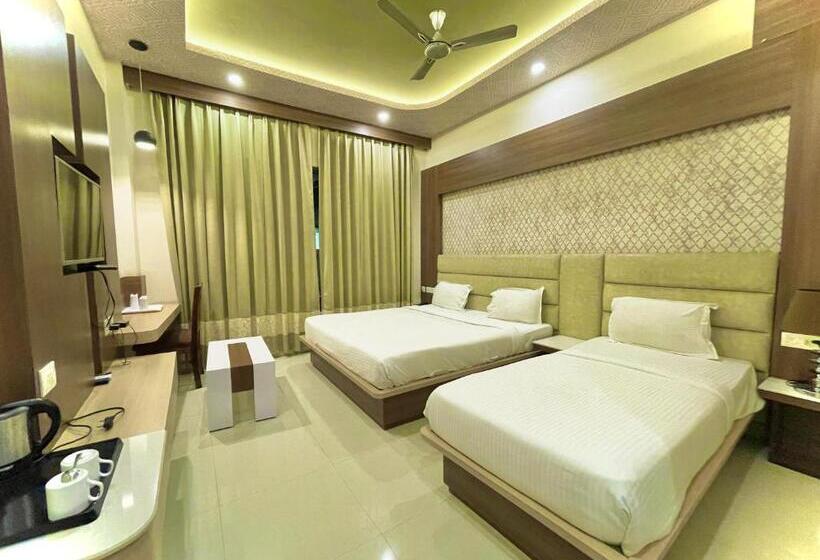 Трехместный Номер Deluxe, Kuber Palace ! Puri Near Sea Beach And Temple Fully Air Conditioned Hotel With Lift And Parking Faci