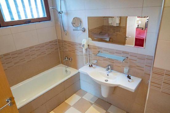 Семейный Полулюкс, Oasis Park Hotel   New Managment