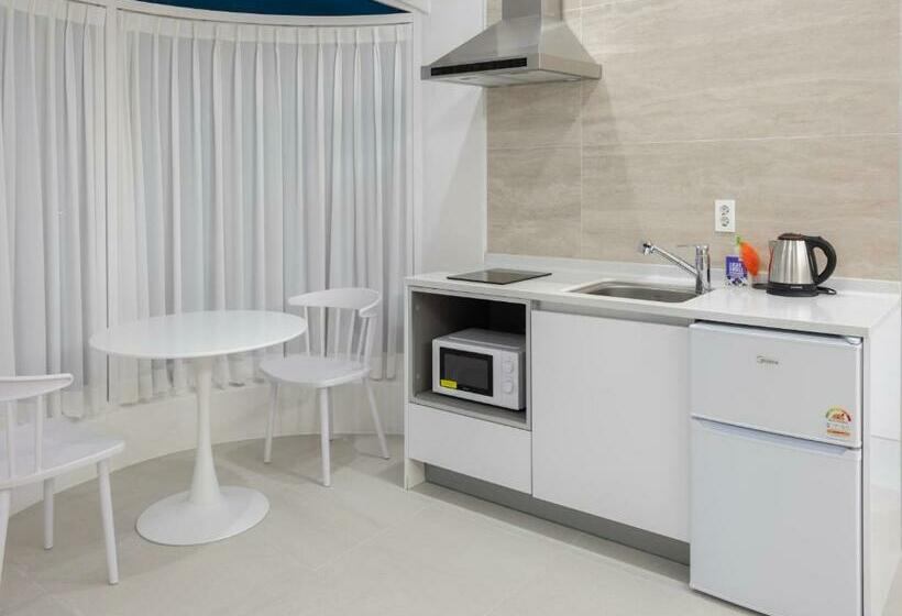 اتاق لوکس با بالکن و چشم‌انداز دریا, White Castle Pension