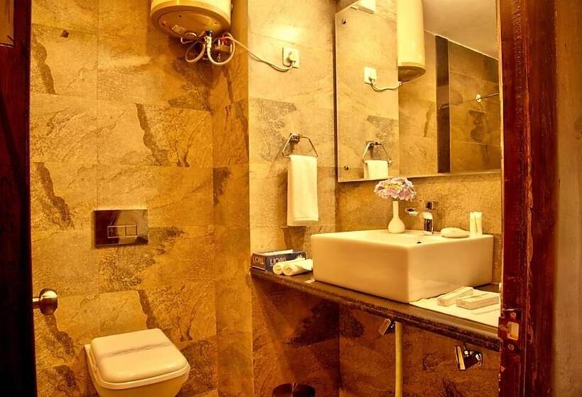 اتاق سوپریور, Goroomgo Luxury Palm Bhimtal   Luxury Room   Excellent Customer Service   Best Seller