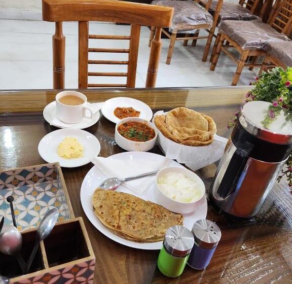 Номер Deluxe Кровать Кинг, Le Mount Plaza Near Igi Airport