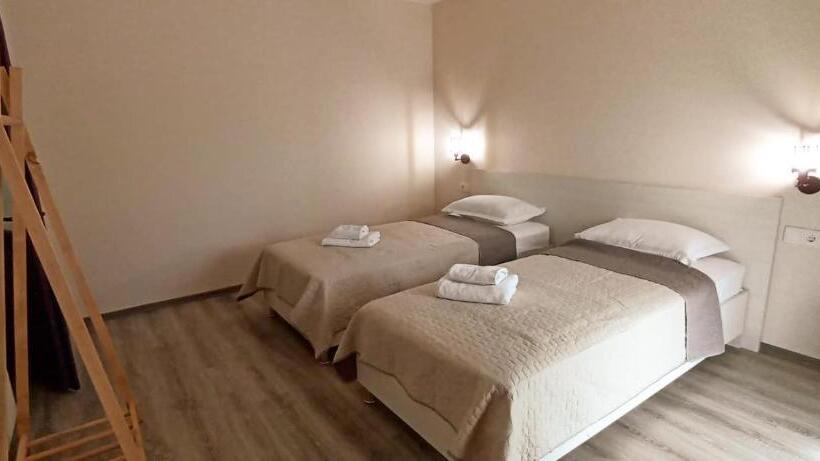 اتاق استاندارد با چشم‌انداز کوهستان, Alvani Inn