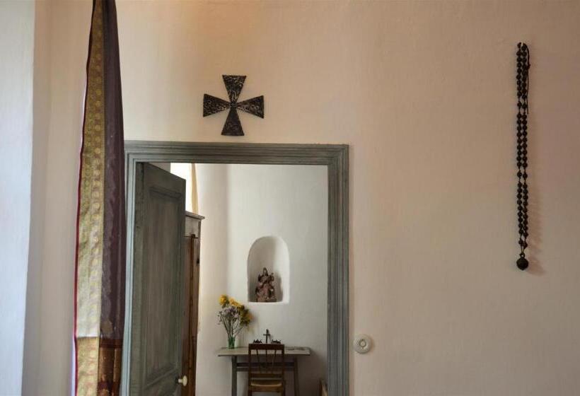 اتاق استاندارد سه نفره, Casa Hesychia