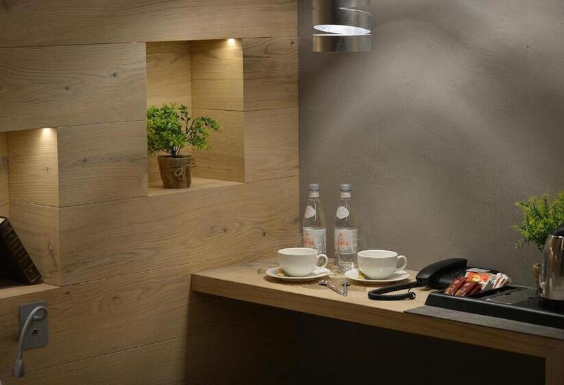Номер Deluxe, Compagnoni