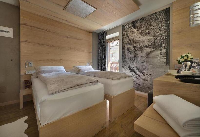 Номер Deluxe, Compagnoni