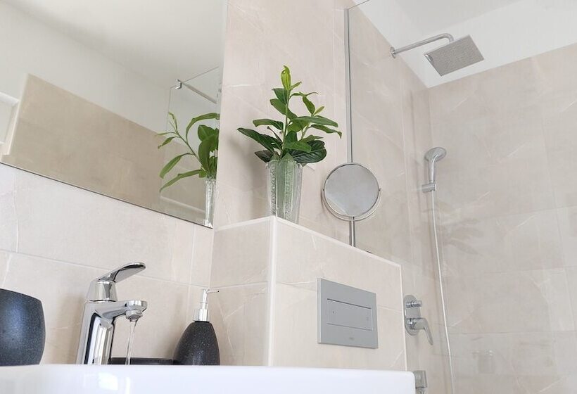 استودیوی لوکس, Refresh Boutique Apartments