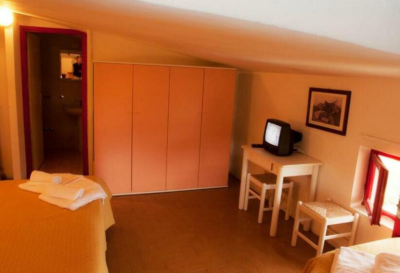 Habitaci�n Est�ndar Abuhardillada, Residence Poggio Al Lago