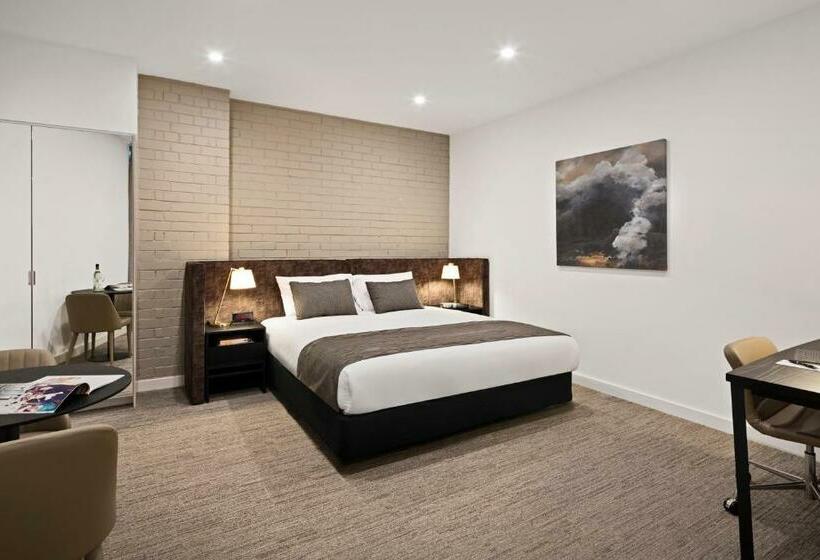 استودیوی استاندارد, Quest Newcastle West