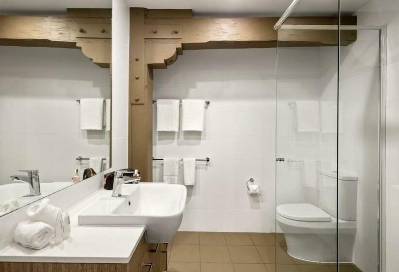 استودیوی استاندارد, Quest Newcastle West