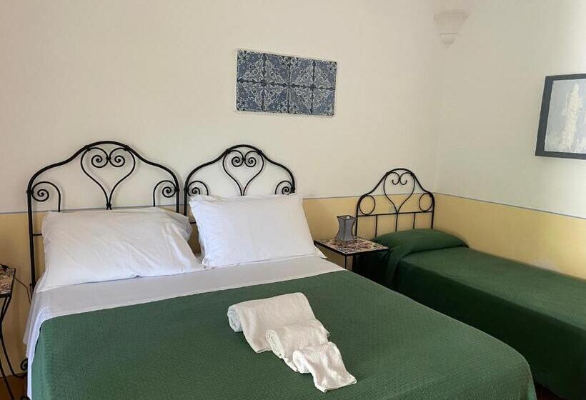 اتاق استاندارد چهارنفره با چشم‌انداز باغ, La Locanda Del Postino