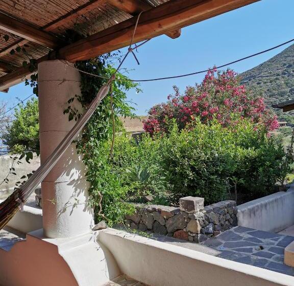 اتاق استاندارد چهارنفره با چشم‌انداز باغ, La Locanda Del Postino