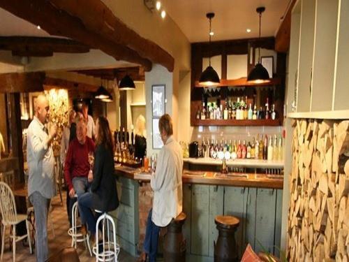 اتاق استاندارد سه نفره, The Fox & Hounds