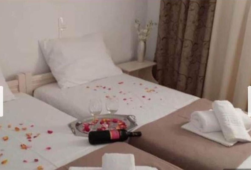 اتاق استاندارد, Dimitris Studios