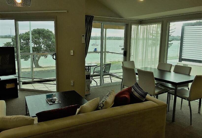 2 Bedrooms Suite Sea View, Bucklands Beach Waterfront Motel