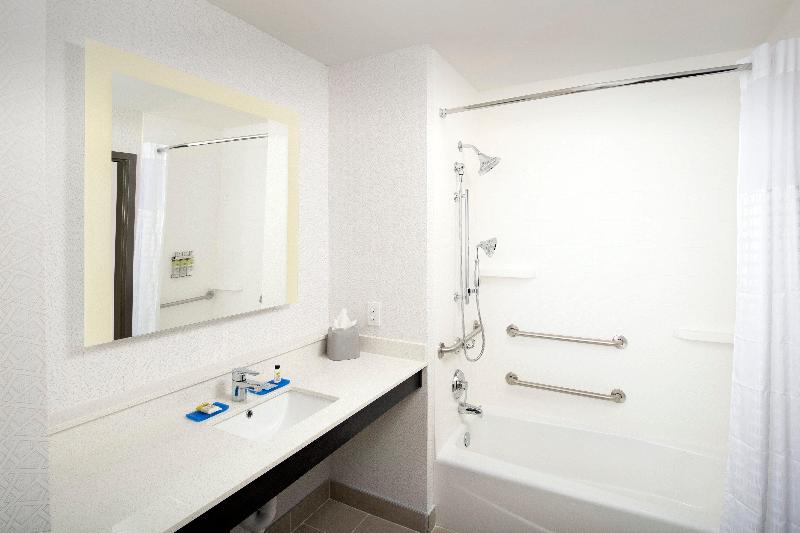 Номер Стандарт Кровать Кинг Адаптированный для Инвалидов, Holiday Inn Express Pensacola Downtown, An Ihg
