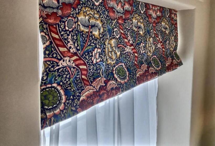 Номер Стандарт, Grove House