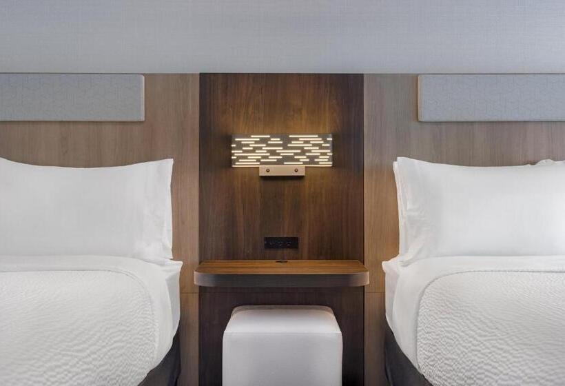 带特大床的标准间, Holiday Inn Express & Suites St Thomas