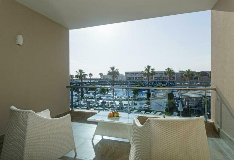 اتاق لوکس با چشم‌انداز استخر, Tui Magic Life Jacaranda