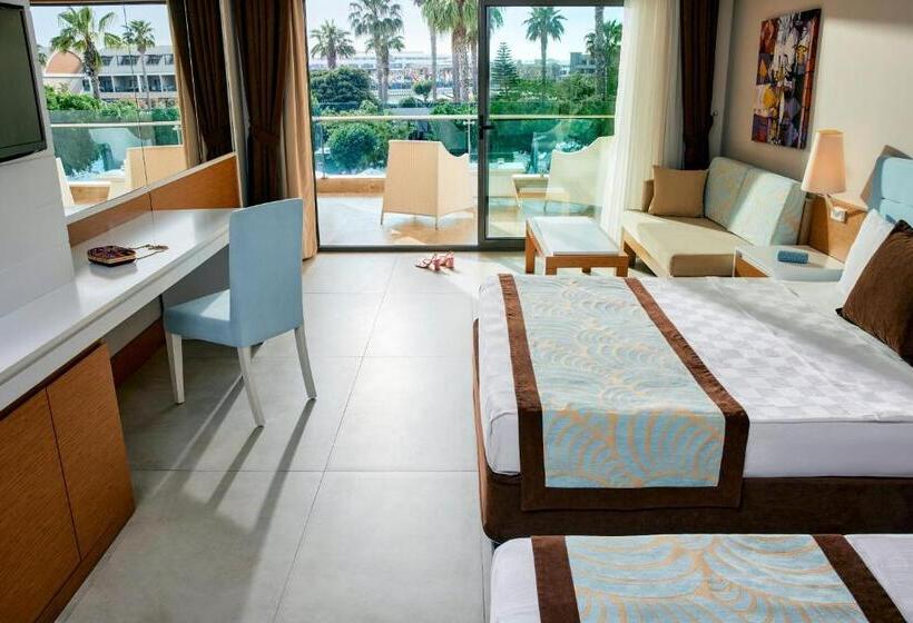 اتاق لوکس با چشم‌انداز استخر, Tui Magic Life Jacaranda