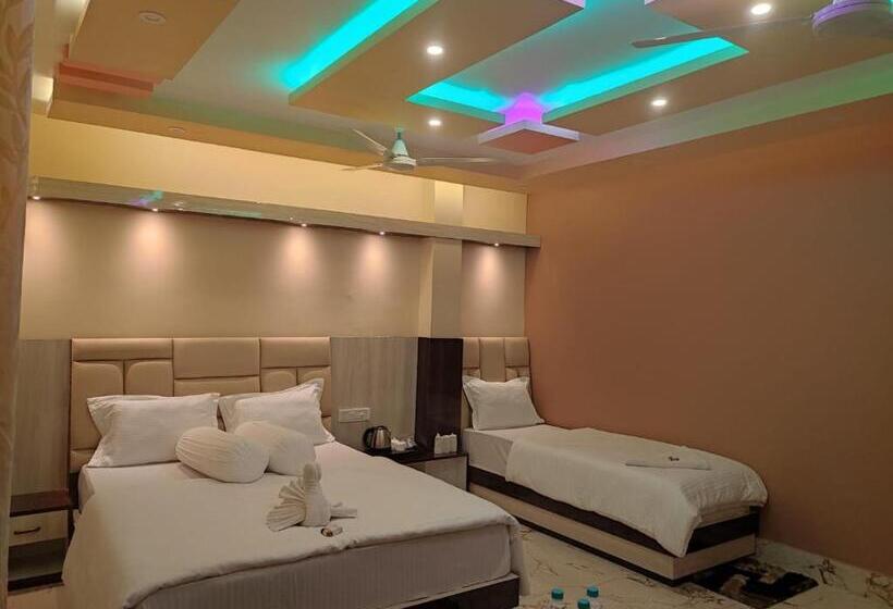 Трехместный Номер Стандарт Вид на Бассейн, Sweet Dream Beach Resort !! 50 Mts From Beach ! Peaceful Room With Garden View Free Parking !!