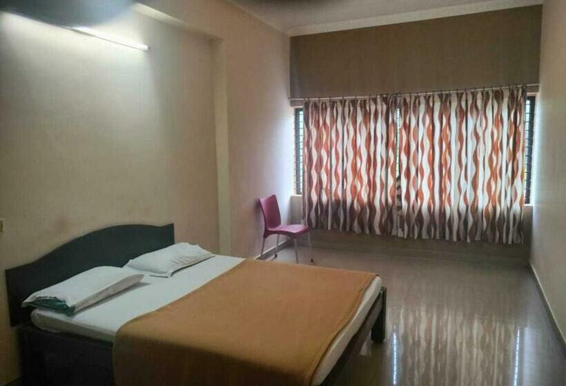 三人经典房间, Oyo Viraj The Village Bar And Restaurant Boarding & Lodging