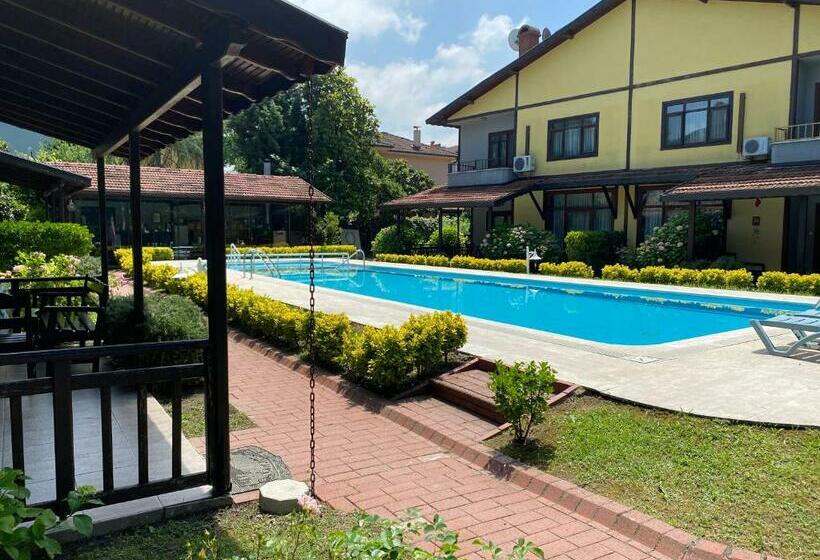 اتاق خانوادگی, Four Season Villa Apart