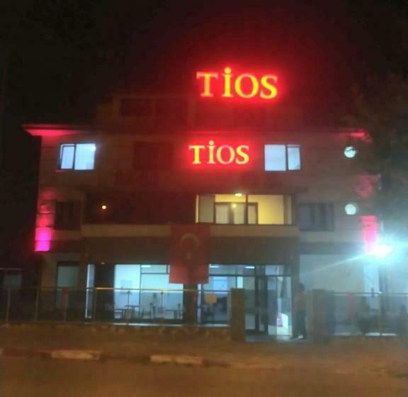 اتاق خانوادگی با چشم‌انداز جانبی دریا, Ti̇os Otel