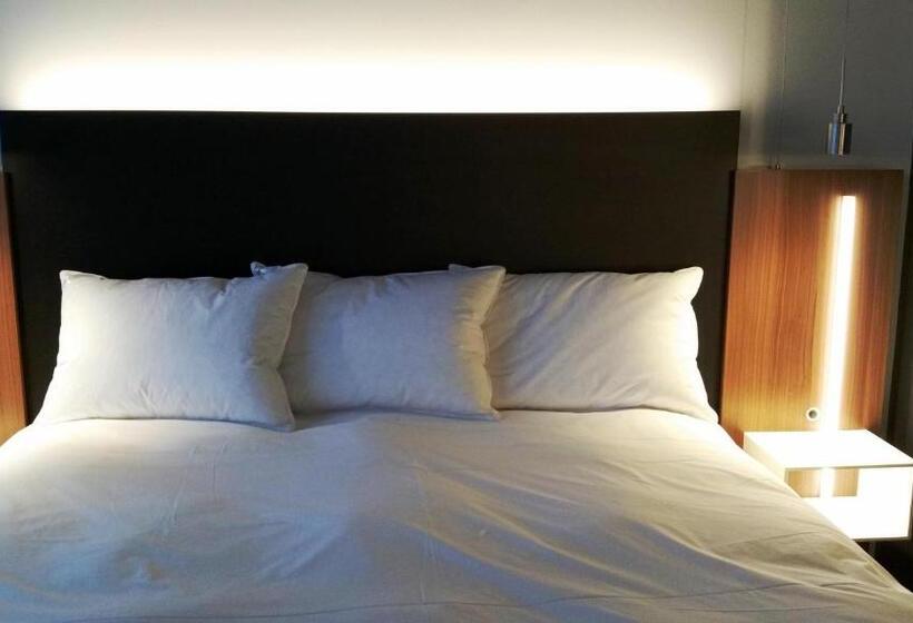 سوئیت با تخت بزرگ, Grand Times Hotel Drummondville