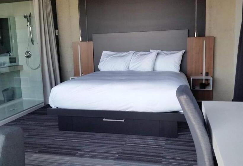سوئیت با تخت بزرگ, Grand Times Hotel Drummondville