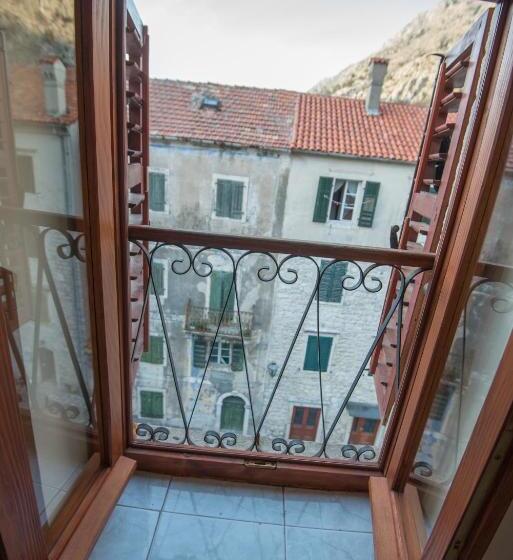 اتاق استاندارد سه نفره, Rendez Vous