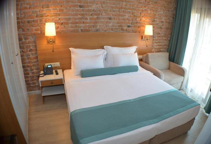 اتاق خانوادگی با چشم‌انداز جانبی دریا, Sardinia Otel