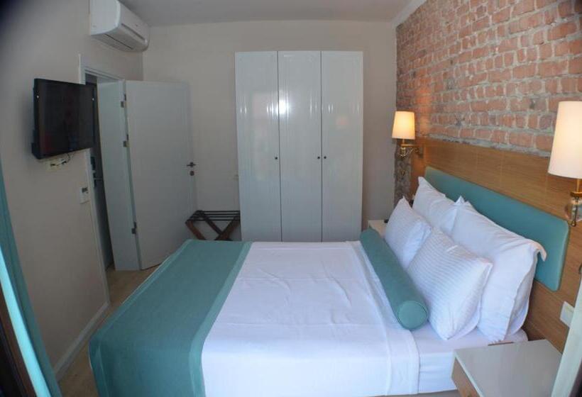 اتاق خانوادگی با چشم‌انداز جانبی دریا, Sardinia Otel