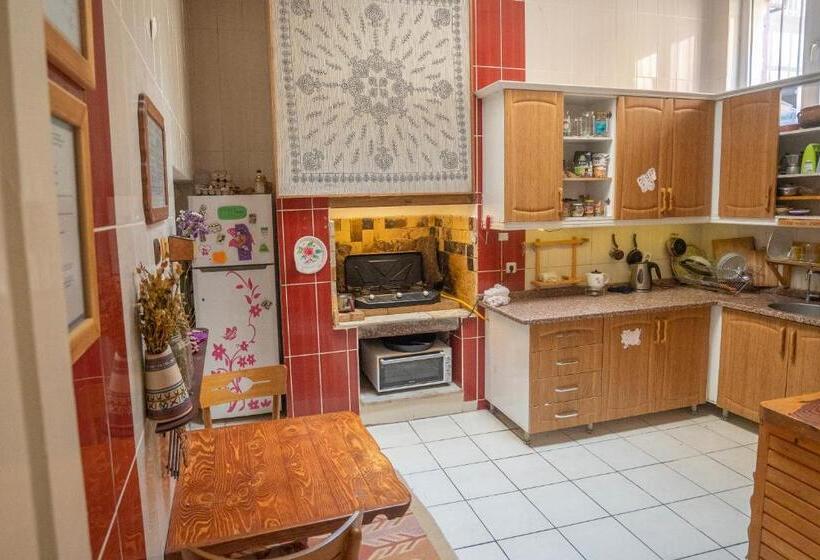 اتاق استاندارد با چشم‌انداز باغ, Lotus Garden Hostel Izmir