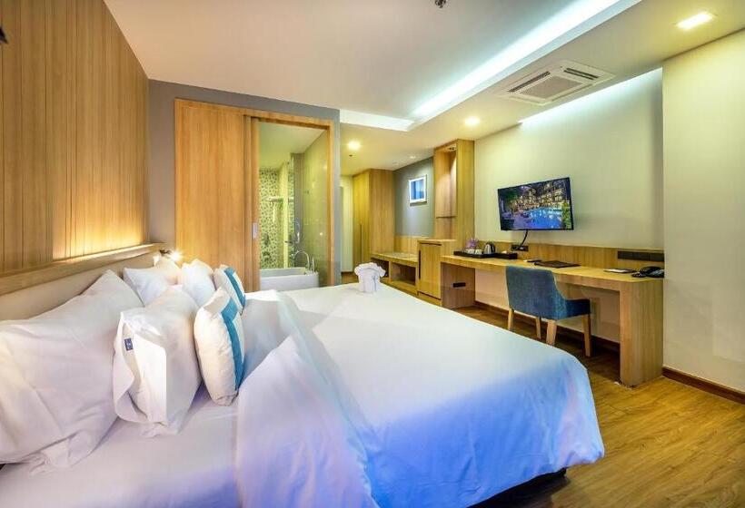 اتاق لوکس با چشم‌انداز استخر, Plaai Prime Hotel Rayong Sha Extra Plus