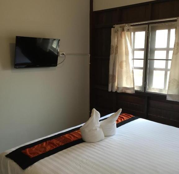 Standard room with outdoor bath, Niwas Ayutthaya