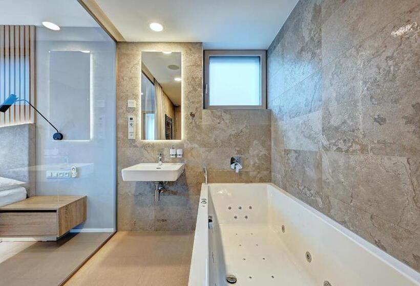جناح مزود بجاكوزى, Wellness Hotel Fénix