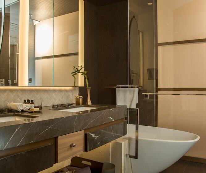 Business Room, Fairmont Quasar Istanbul