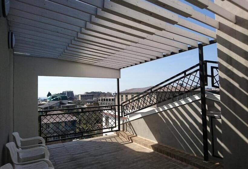 سوییت با چشم‌انداز کوه, Gega