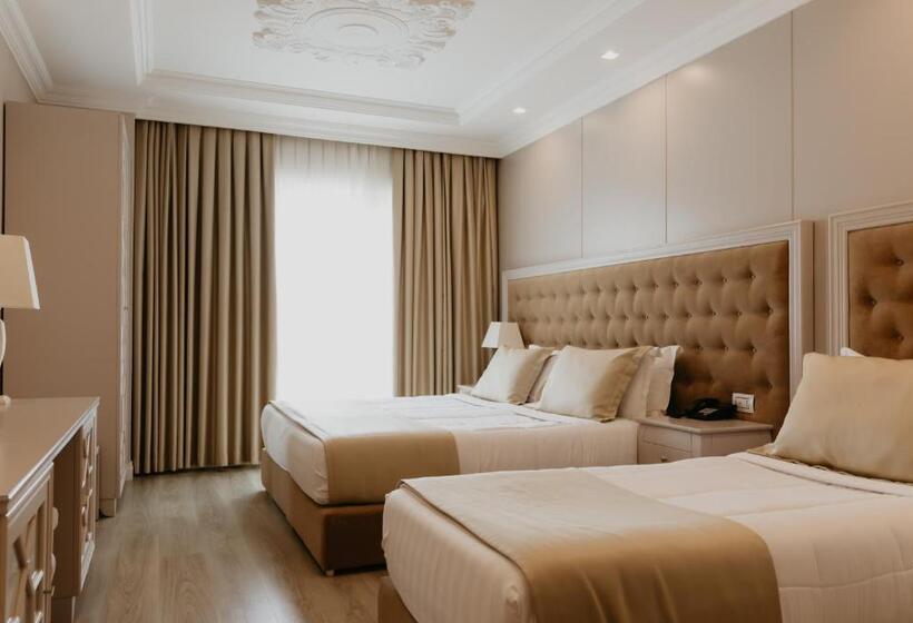 带阳台的三人标准间, Flower Hotels & Resorts