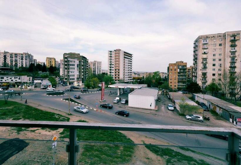 اتاق لوکس با چشم‌انداز شهر, Kavela