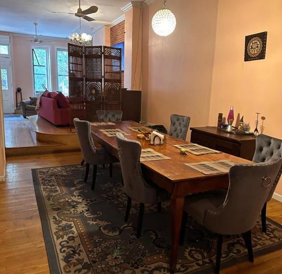 اتاق اکونومی یک تخته, Macaw Guest House