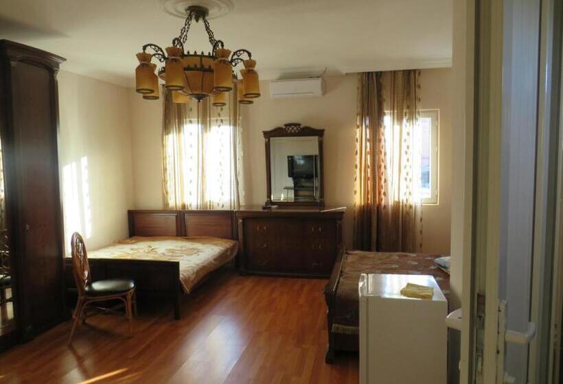 اتاق خانوادگی, Mini Hotel On Guramishvili 22